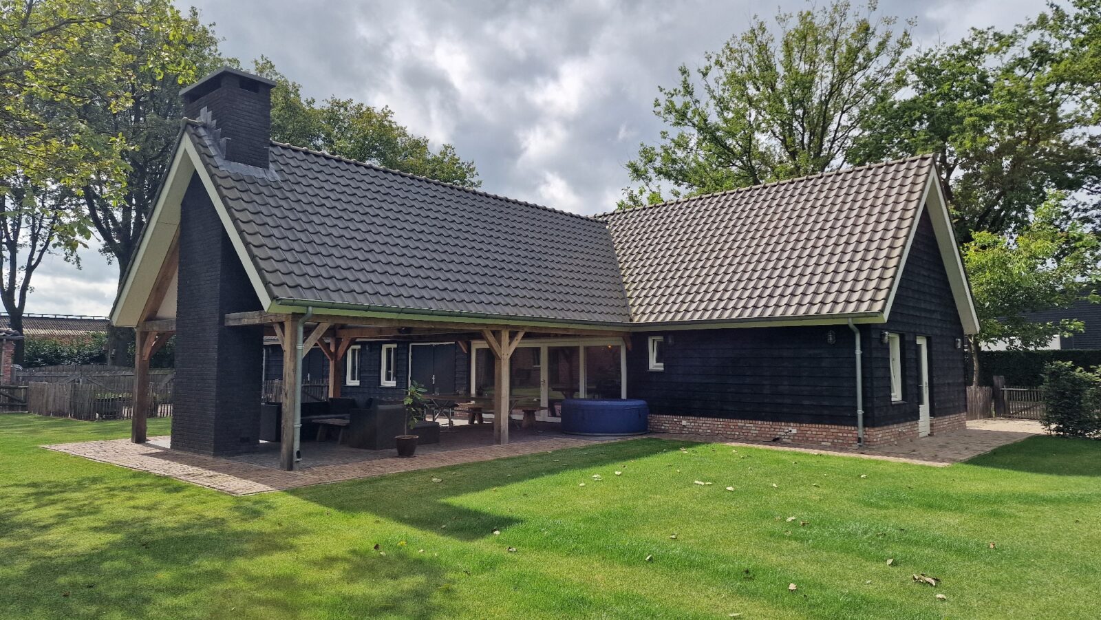 Landelijk schuur met eiken overkapping