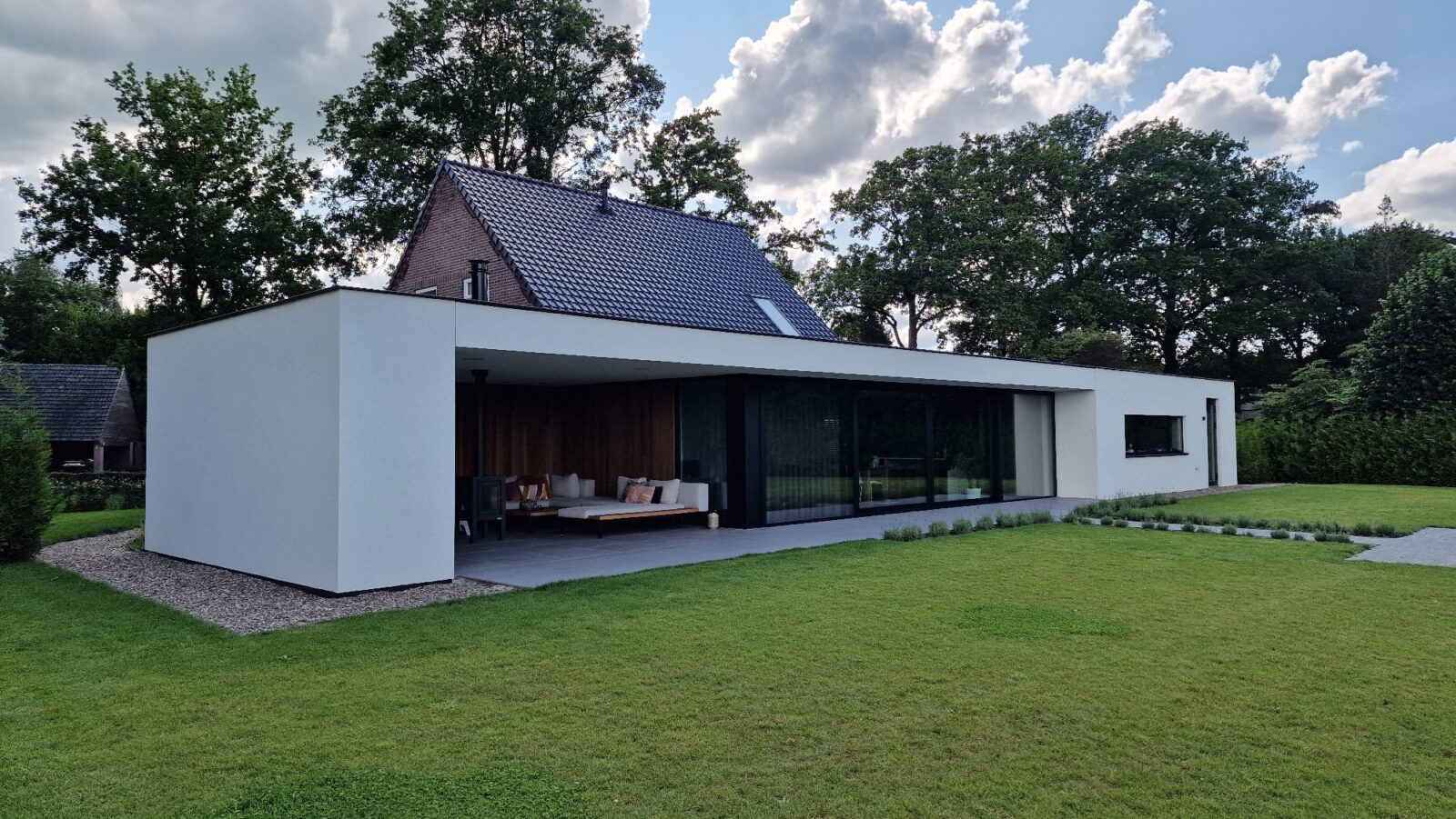 Modern wit gestucte uitbouw